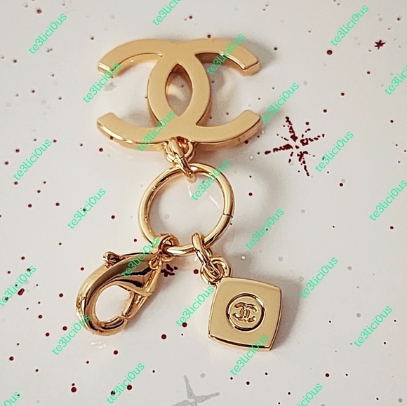 CHANEL 2023 HOLIDAY CC LOGO CHARM - Picture 2 of 4
